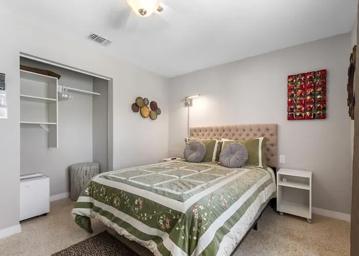 Ferienhaus Charming Beachside Retreat #3 - Steps To The Clearwater Beach
