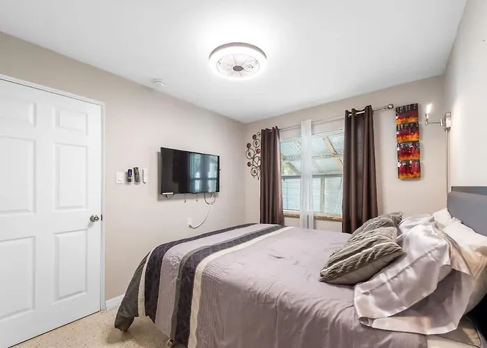 Charming Beachside Retreat #3 - Steps To The Clearwater Beach