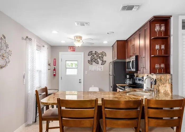 Ferienhaus Charming Beachside Retreat #3 - Steps To The Clearwater Beach