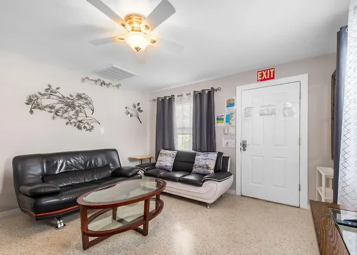 Ferienhaus Charming Beachside Retreat #3 - Steps To The Clearwater Beach
