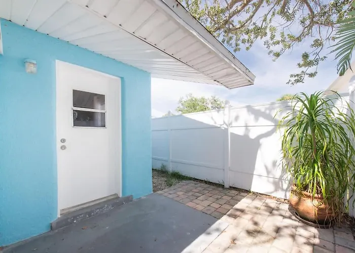 Ferienhaus Charming Beachside Retreat #3 - Steps To The *