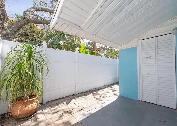 Charming Beachside Retreat #3 - Steps To The Clearwater Beach